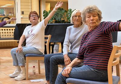 Klokka 1000: Eldbjørg instruerer på «Sterk og Stødig» - her sammen med to  faste deltakere: Liv Fredheim (i midten) og Berit Hunstuen.