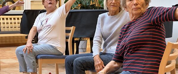 Klokka 1000: Eldbjørg instruerer på «Sterk og Stødig» - her sammen med to  faste deltakere: Liv Fredheim (i midten) og Berit Hunstuen.