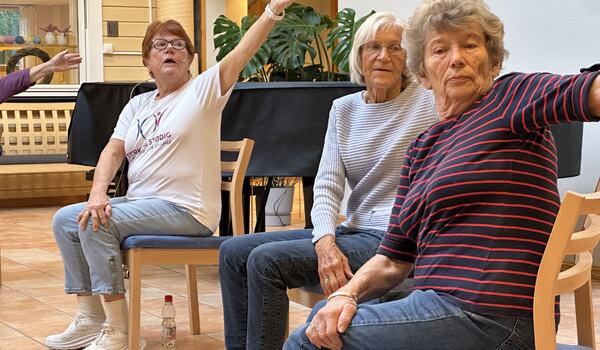 Klokka 1000: Eldbjørg instruerer på «Sterk og Stødig» - her sammen med to  faste deltakere: Liv Fredheim (i midten) og Berit Hunstuen.