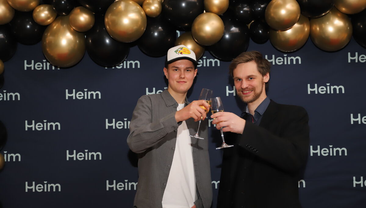 Lærlingen Martin Breistøl Lie (t.v.) og veteranen Terje Smith Homme og er to av hovedrolleinnehaverne i Elektrikerne sesong 2. Her er de på lanseringsfesten i Oslo.