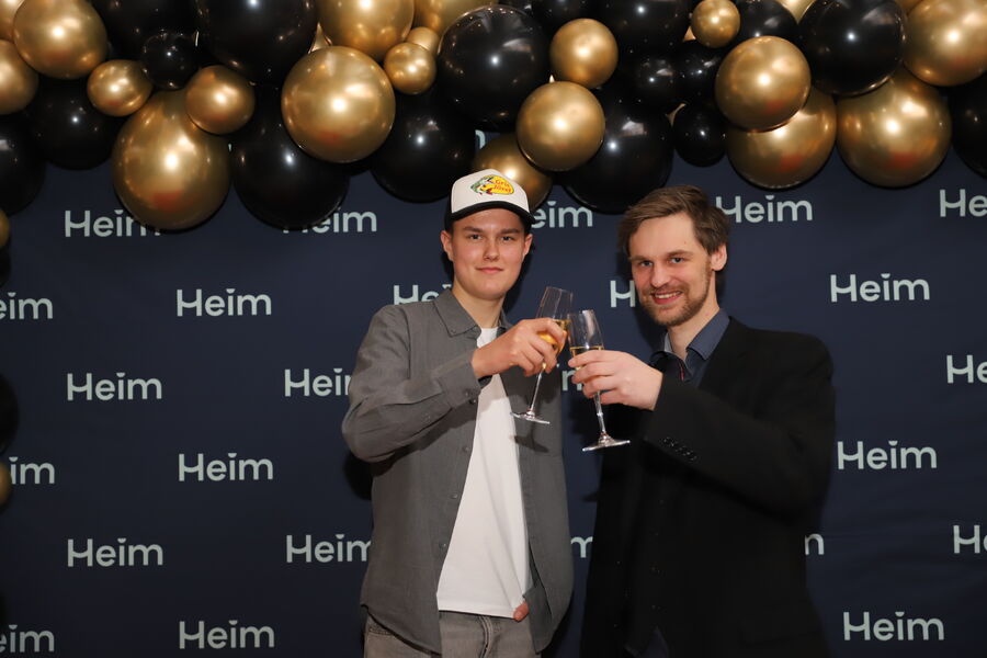 Lærlingen Martin Breistøl Lie (t.v.) og veteranen Terje Smith Homme og er to av hovedrolleinnehaverne i Elektrikerne sesong 2. Her er de på lanseringsfesten i Oslo. 