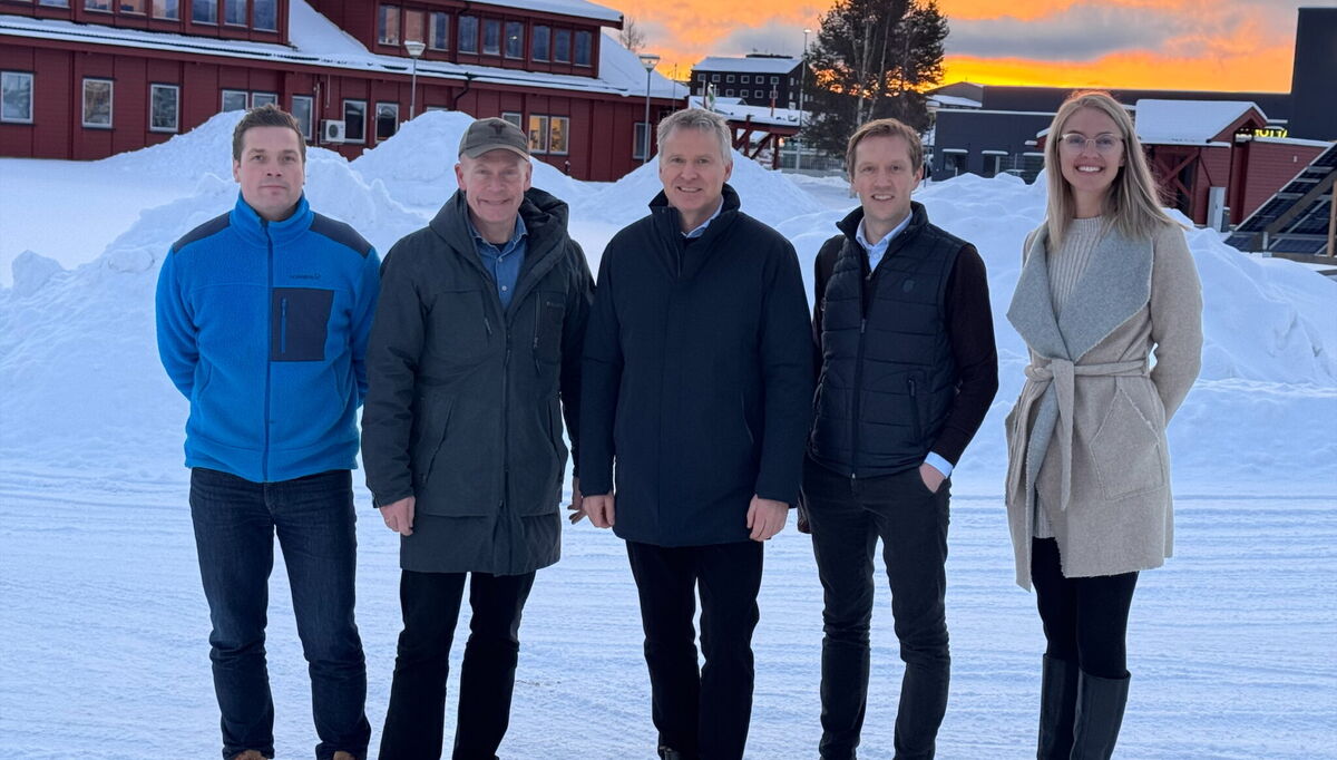 Fra venstre: Martin Stræte Resell, TrønderEnergi AS, NilsP. Hagen, NØK Invest AS, Ivar Müller Often, Nord-Østerdal kraftlag SA, Johan Skjølberg, TrønderEnergi AS og Cecilie Arnemo Åsmul, NØK Fornybar AS.. Foto: NØK