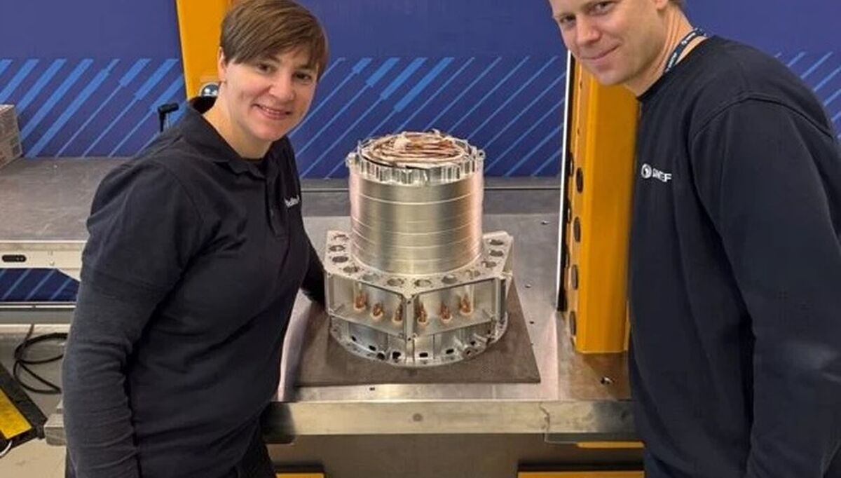 Astrid Røkke og Torstein Grav Aakre med den elektriske maskinen som skal bli en del av den hybride flymotoren. Foto: Håvard Egge