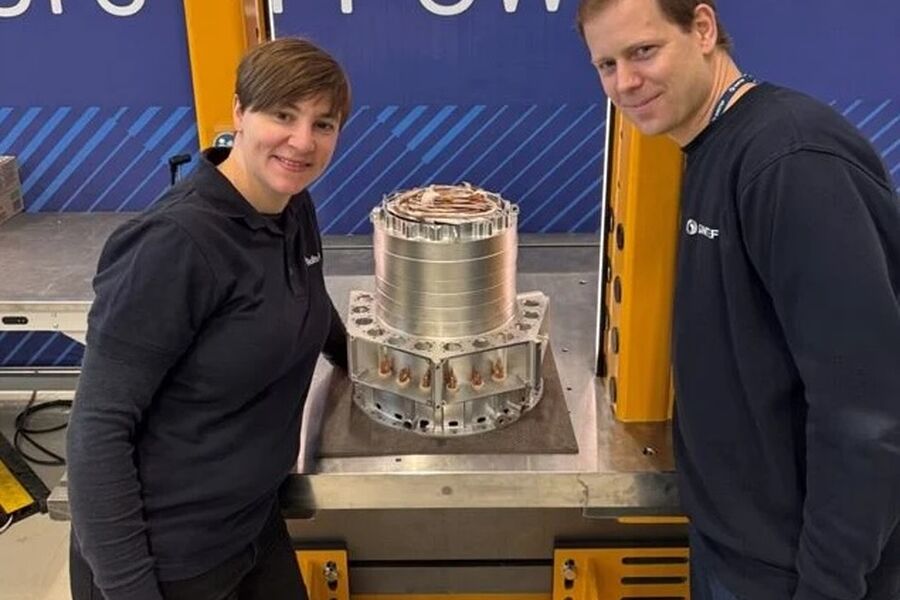Astrid Røkke og Torstein Grav Aakre med den elektriske maskinen som skal bli en del av den hybride flymotoren. Foto: Håvard Egge