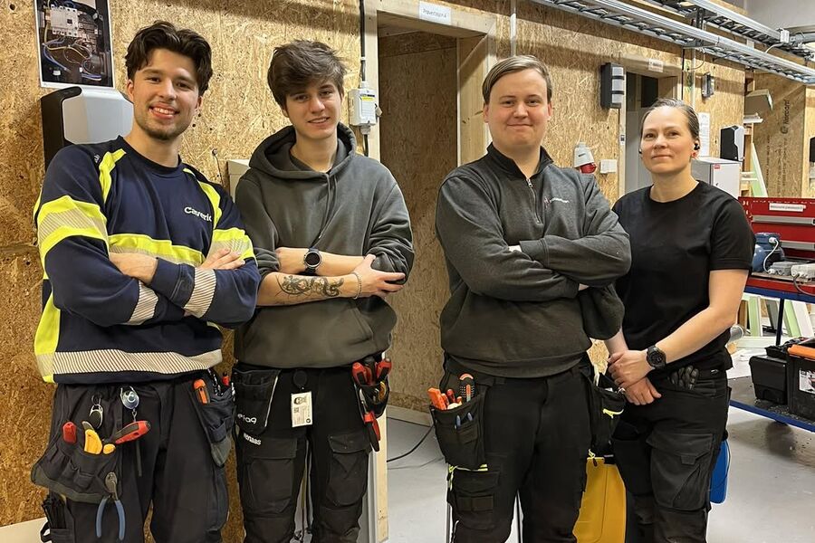 Denne kvartetten er nå stolte innehavere av fagbrevet. Foto:Opplæringskontoret for elektrofag Østfold
