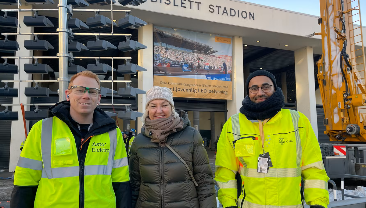 Prosjektleder Daniel Aasen i ASTO Elektro, direktør Eli Grimsby i Oslobygg KF og prosjektleder Ali Joiya i Oslobygg KF utenfor byggeplass.