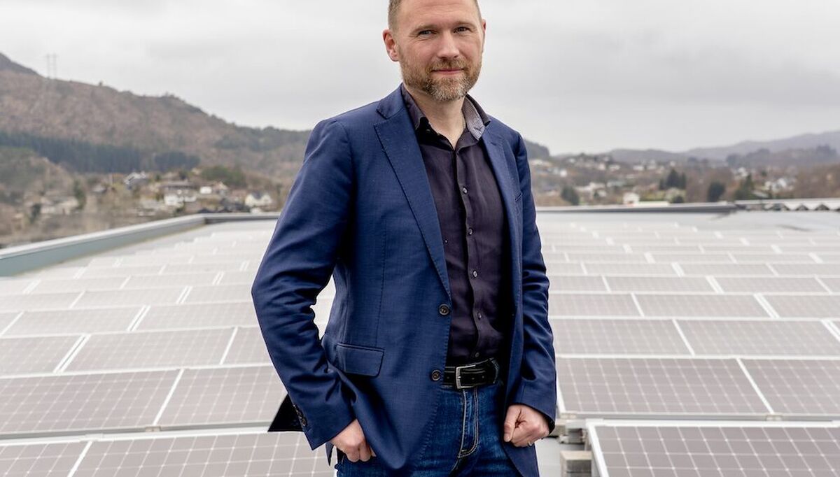 Norgespris er ingen bærekraftig eller økonomisk fornuftig måte å bruke skattebetalernes penger på, mener daglig leder i Solcellekraft AS, Søren Møller Maretti. Norgespris er ingen bærekraftig eller økonomisk fornuftig måte å bruke skattebetalernes penger på, mener daglig leder i Solcellekraft AS, Søren Møller Maretti.