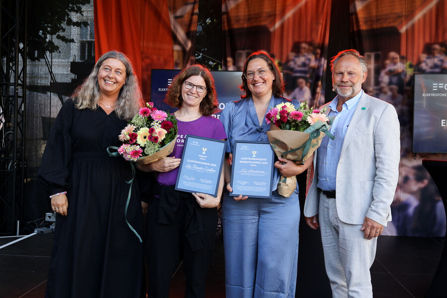 Lillian Suanne Hall, markedsdirektør i SG Armaturen, mottok prisen Elektrobransjens Mangfoldspris på vegne av sin arbeidsplass, mens Liv-Beate Eidem ble kåret til Årets Elektrokvinne 2025. Foto: EFO
