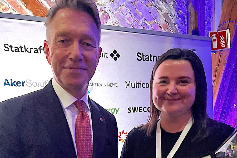 Juryen har kåret Katinka Bogaard fra Volt til fjorårets Kraftkvinne. Prisen ble delt ut av energiminister Terje Aasland. Foto: Marit Reitan.  