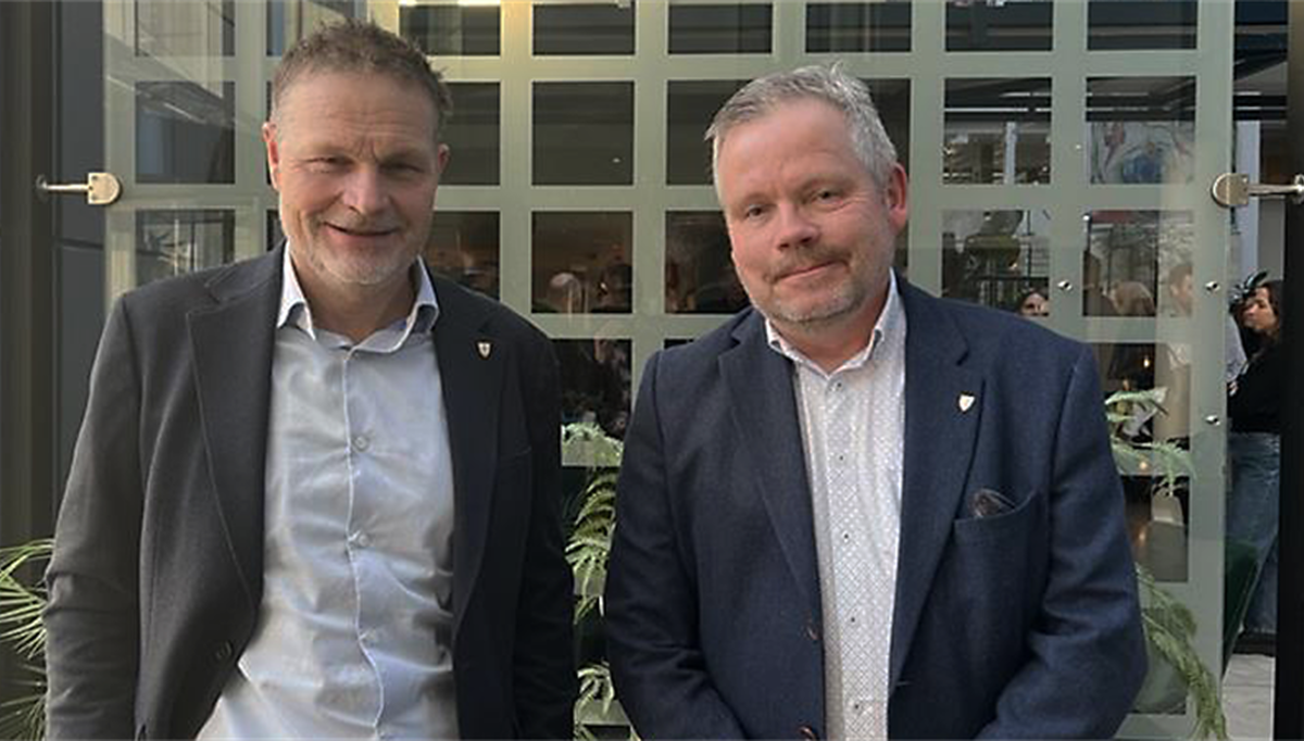 Seksjonsleder næring, Rolv Magne Dahl (t.h) forklarte hvordan Trøndelag skal planlegge for mer energi, styrket beredskap og lavere utslipp på Klimakonferansen 2026. Her sammen med direktør for regional utvikling, Even Ystgård. Foto: Bodil Nilsen.