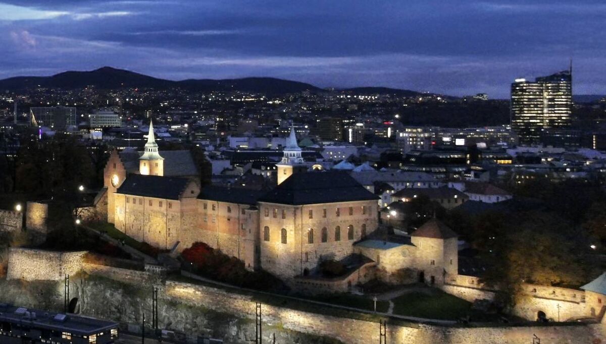 De nye lysene fremhever murer, tårn og bygninger. Foto: Forsvarsbygg