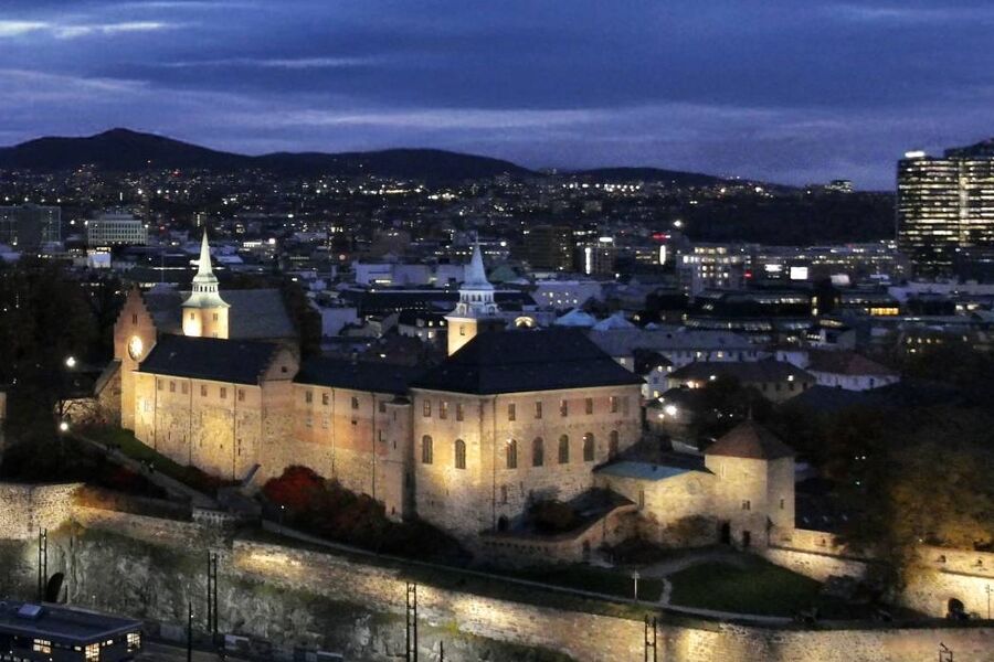 De nye lysene fremhever murer, tårn og bygninger. Foto: Forsvarsbygg