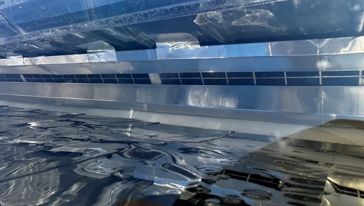 Speil fokuserer solinnstrålingen og øker effekten. Pilotanlegget står i Trondheim og målet er å gi mer fornybar energi til kraftkrevende industri. Herfra går ferden til en glassprodusent i Italia. Foto: SINTEF