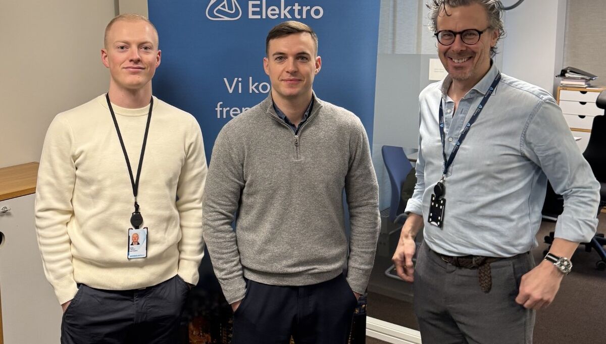 God stemning på kontoret hos NHO Elektro: Adrian Pettersen (t.v) er ansatt som ny digital innholdsprodusent, mens Øyvind Antonsen skal jobbe med digital markedsføring. Kommunikasjonsdirektør Marius Saasen Strand (t.h) er godt fornøyd med nyansettelsene. (Foto: NHO Elektro)