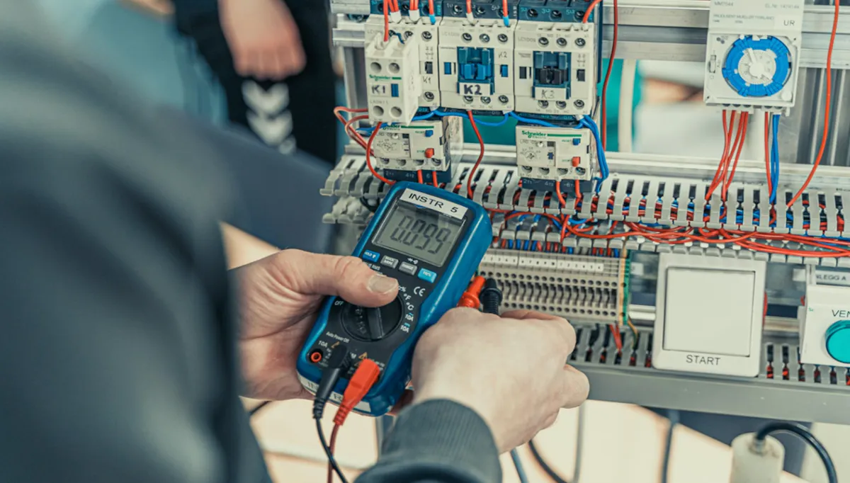 Elektrofag (elektro og datateknologi) har også de hatt en ørliten økning i søkertallene på vgs, men fortsatt er kjønnsbalansen svært skjev. Foto: Opplæringskontoret for elektrofag i Østfold.