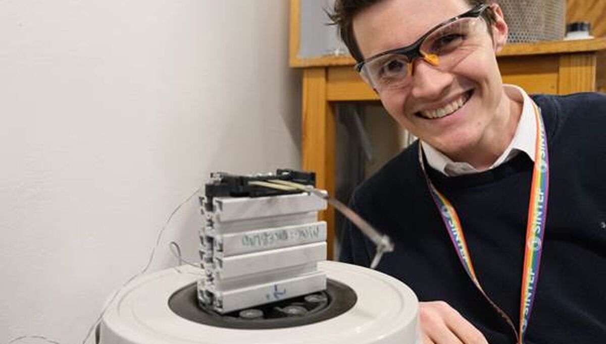 Forsker Nikolai Helth Gaukås og kollegene på SINTEF mener energien i vibrasjoner kan brukes der det ellers ikke finnes strøm. Foto: Emma Sæther
