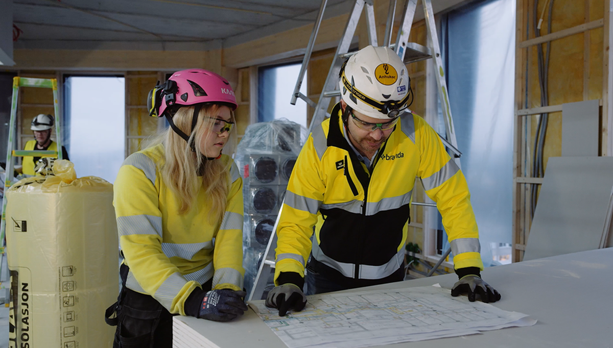 Lærling Emma-Marie Danielsen veildes av faglig leder Lars Christian Breivik. Foto: Bravida Lærling Emma-Marie Danielsen veildes av faglig leder Lars Christian Breivik. Foto: Bravida