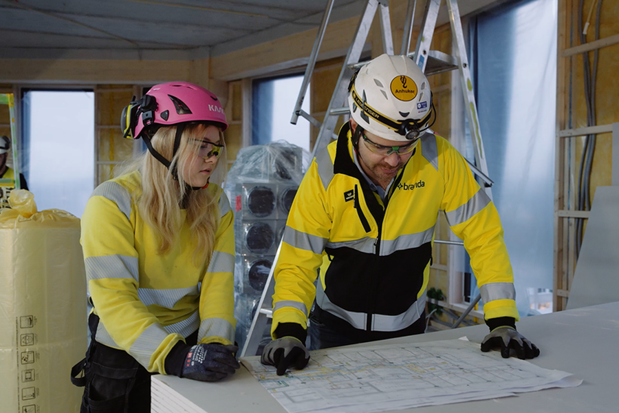 Lærling Emma-Marie Danielsen veildes av faglig leder Lars Christian Breivik. Foto: Bravida