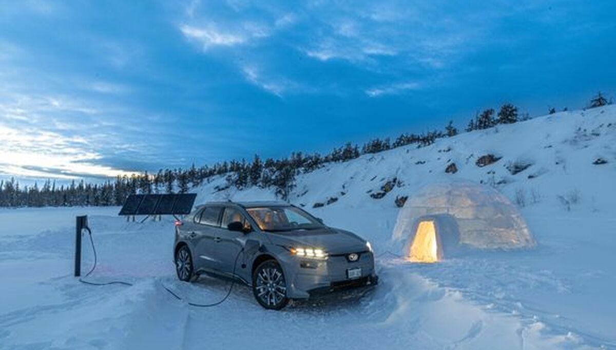 Under demonstrasjonen ble elbilen brukt som energikilde og leverte strøm til lys inne i en iglo. Det illustrerer hvordan elbilbatterier kan fungere som mobile energibærere i områder med begrenset energitilgang.