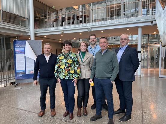 F.v. Eirik Larsen (Lyngen), Mona Benjaminsen (Karlsøy), Helga B. Kristansen (prosjektleder), Mats Hegg Jacobsen (Tromsøregionen IPR), Gunnar Wilhelmsen (Tromsø) og Geir Varvik (Storfjord). Foto: Adele Altmann F.v. Eirik Larsen (Lyngen), Mona Benjaminsen (Karlsøy), Helga B. Kristansen (prosjektleder), Mats Hegg Jacobsen (Tromsøregionen IPR), Gunnar Wilhelmsen (Tromsø) og Geir Varvik (Storfjord). Foto: Adele Altmann