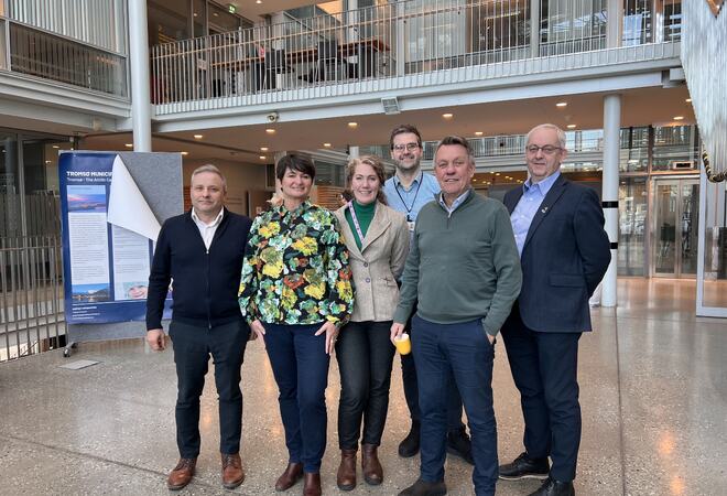F.v. Eirik Larsen (Lyngen), Mona Benjaminsen (Karlsøy), Helga B. Kristansen (prosjektleder), Mats Hegg Jacobsen (Tromsøregionen IPR), Gunnar Wilhelmsen (Tromsø) og Geir Varvik (Storfjord). Foto: Adele Altmann
