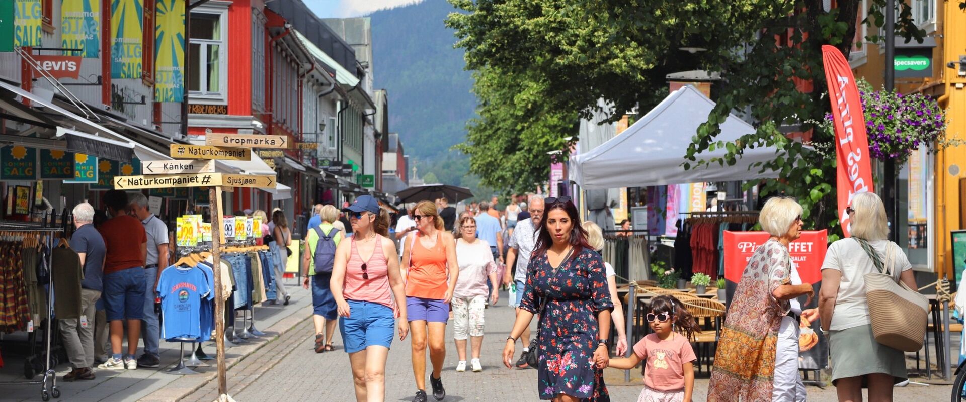 Stor tilflytning til Lillehammer. Foto: Anne Kirsti Ryntveit ©Lillehammer-regionen Vekst // Anne Kirsti Ryntveit Masse folk i gågata