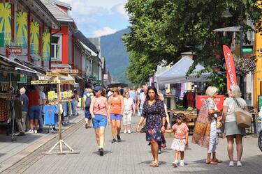 Masse folk i gågata