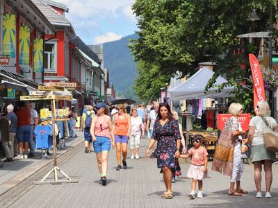 Masse folk i gågata