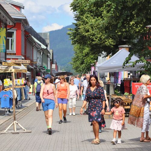 Masse folk i gågata