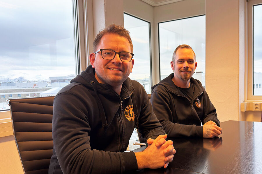 Faglig leder Stian André Hansen (tv), og daglig leder Andreas Fagerheim Tranås, i Bodin Elektriske AS i Bodø, merker en endring i markedet når det er tøffere tider i form av flere jobber, men med mindre omfang. - Det skaper jo en litt annen arbeidshverdag med mer logistikk og planlegging av arbeidsflyten. Vi har gode kunder, flinke ansatte, så vi har heldigvis nok å gjøre, sier de.