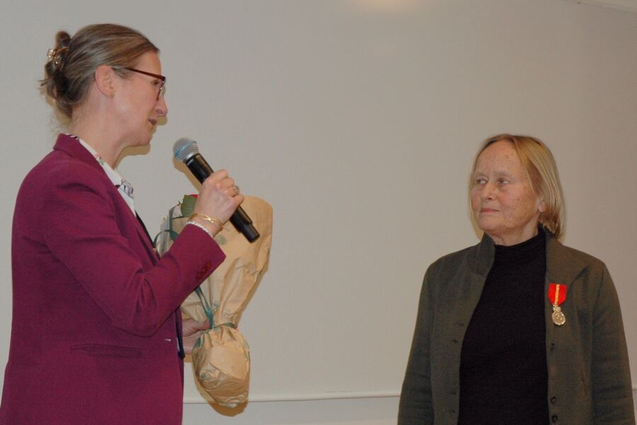 Studieleder Ina Aurelia Pfeifer Issa taler til Inger Vagle under utdelingen av Kongens fortjenstmedalje. Foto: Eva Skals Johnskareng, OsloMet