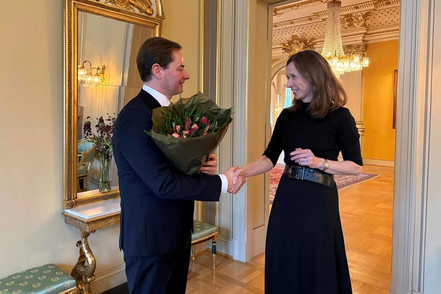Lars Jacob Hiim, DSBs nye sjef, får blomster av justis- og beredskapsminister Astri Aas-Hansen. Foto: JD