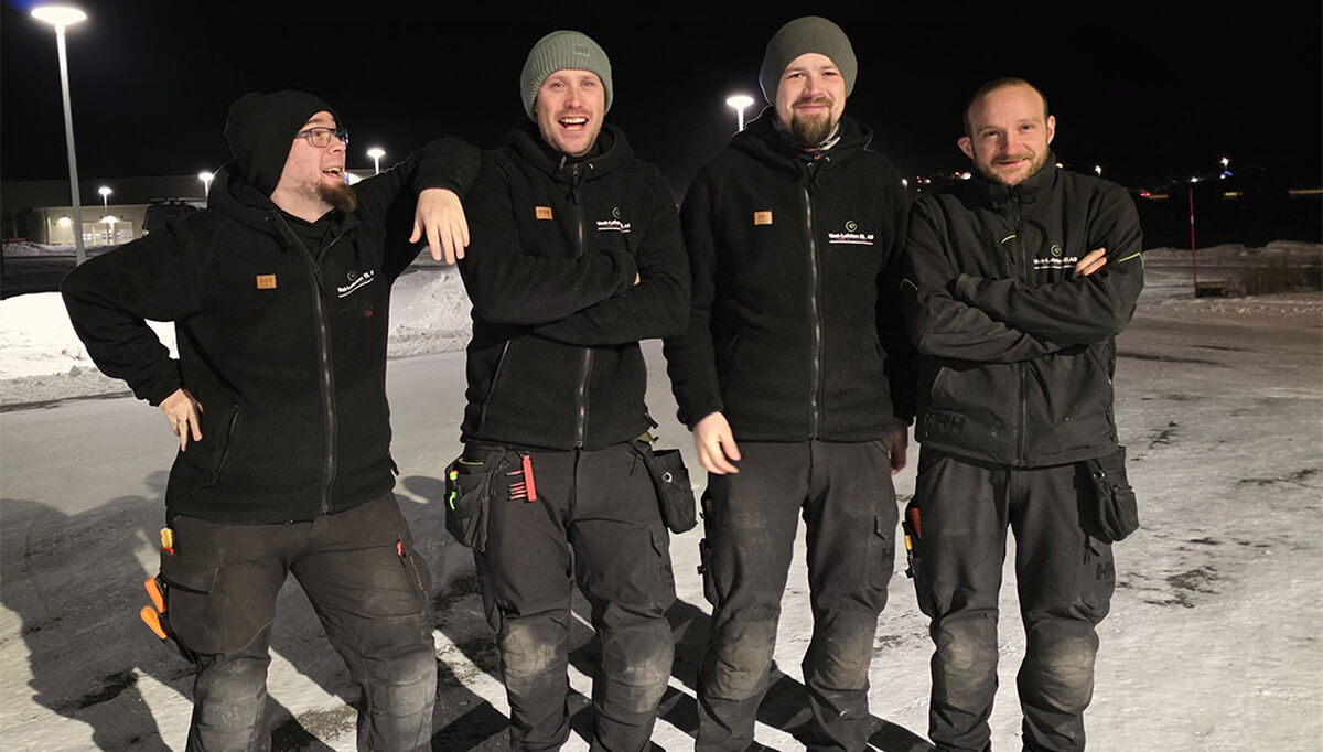 Her har vi den entusiastiske gjengen i Vest-Lofoten EL AS samlet på en vinterdag i Leknes og Lofoten. Fra venstre ser vi, Karl-Erik Jentoft, Nicolai Riis Elsing Runar Nylund, og Anders Skou Rasmussen. Her har vi gjengen i Vest-Loften De to ansatte (f.v.): Runar Nylund og Karl-Erik Jentoft Vest-Lofoten El AS på Leknes, Anders Skou Rasmussen og Nicolai Riis Elsing