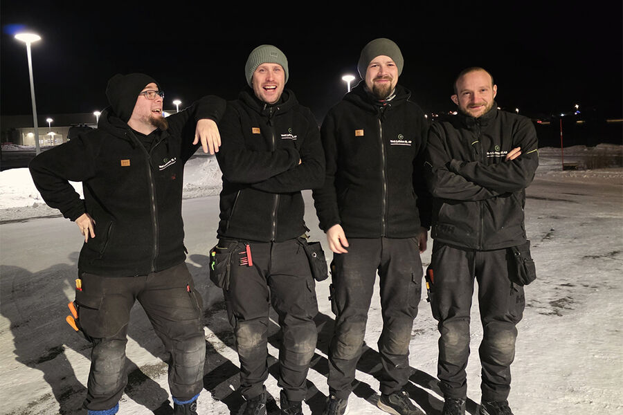 Her har vi den entusiastiske gjengen i Vest-Lofoten EL AS samlet på en vinterdag i Leknes og Lofoten. Fra venstre ser vi, Karl-Erik Jentoft, Nicolai Riis Elsing Runar Nylund, og Anders Skou Rasmussen.