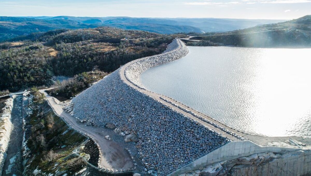 Øygard kraftverk er siste del av Å Energis storutbygging i Åseral som startet i 2016. Utbyggingen har omfattet både bygging av nye vannkraftverk, oppgradering av eksisterende kraftverk og tre nye steinfyllingsdammer. Bildet er av dam Skjerkevatn.