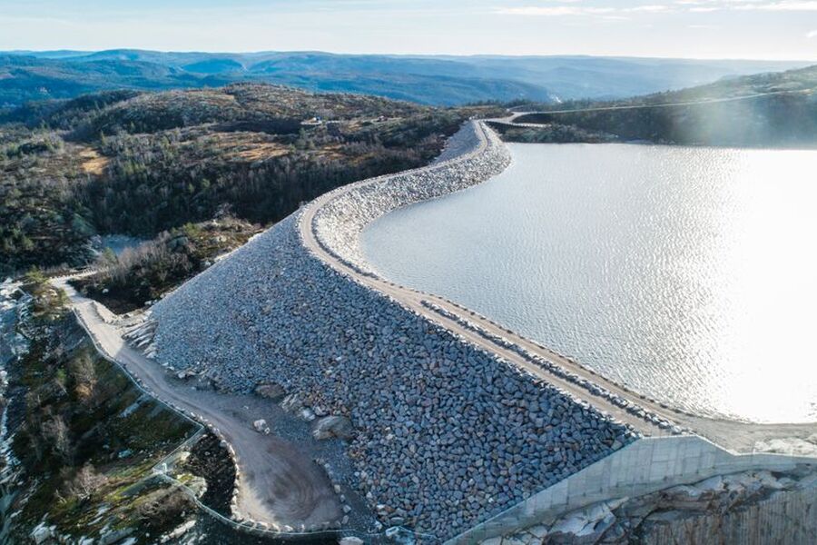 Øygard kraftverk er siste del av Å Energis storutbygging i Åseral som startet i 2016. Utbyggingen har omfattet både bygging av nye vannkraftverk, oppgradering av eksisterende kraftverk og tre nye steinfyllingsdammer. Bildet er av dam Skjerkevatn.