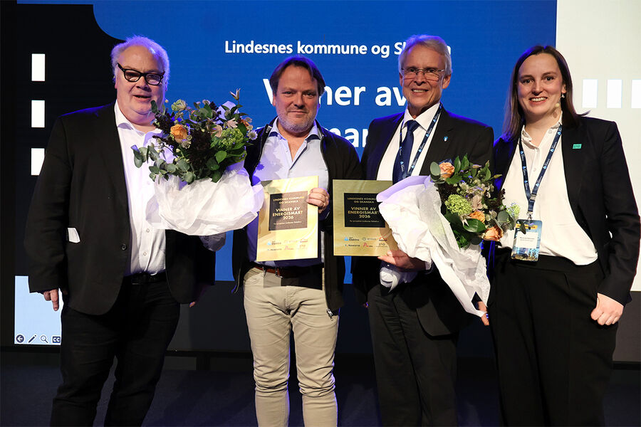 Energismartprisen 2026 til Lindesnes kommune og Skanska. Fra venstre Bård Folke Fredriksen (administrerende direktør i NBBL), Erik Sandnes (prosjektleder i Skanska), Kyrre Jordbakke (rådmann i Lindesnes kommune) og Marie Loe Halvorsen (næringspolitisk direktør i Elektroforeningen). (Foto: Linn Martinsen Kise, Elektroforeningen)