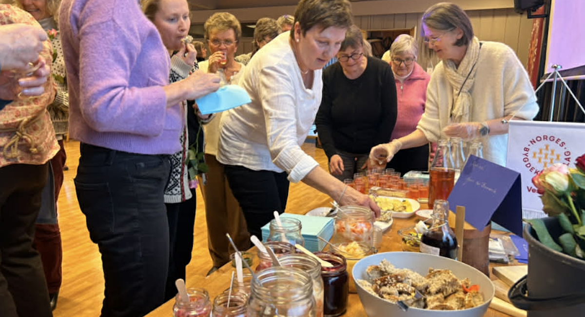 Småbrukeren vartet opp med forskjellige smaks- prøver på seminar i Tjølling. Foto: Privat
