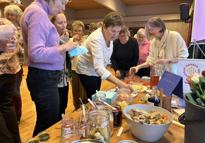 Småbrukeren vartet opp med forskjellige smaks- prøver på seminar i Tjølling. Foto: Privat