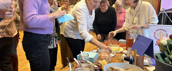 Småbrukeren vartet opp med forskjellige smaks- prøver på seminar i Tjølling. Foto: Privat