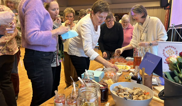 Småbrukeren vartet opp med forskjellige smaks- prøver på seminar i Tjølling. Foto: Privat