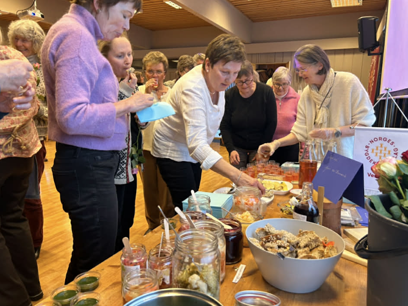 Småbrukeren vartet opp med forskjellige smaks- prøver på seminar i Tjølling. Foto: Privat