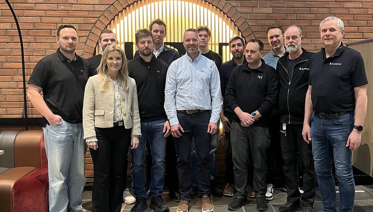 Prosjektet er levert på tid, uten feil og til lavere kostnader enn planlagt. Her er ansatte fra GK som har arbeidet i prosjektet sammen med divisjonsdirektør for byggautomasjon i GK Stine Fjærli Sjøthun og Nils Venstøp og Carl Fredrik Tonning fra Statsbygg. Foto: GK