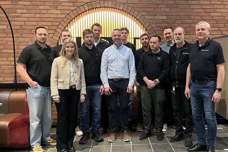  Prosjektet er levert på tid, uten feil og til lavere kostnader enn planlagt. Her er ansatte fra GK som har arbeidet i prosjektet sammen med divisjonsdirektør for byggautomasjon i GK Stine Fjærli Sjøthun og Nils Venstøp og Carl Fredrik Tonning fra Statsbygg. Foto: GK