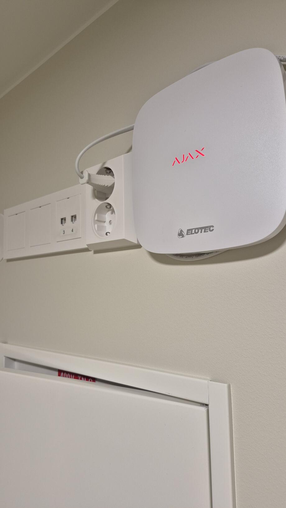 I nærheten av boligens strømskap finner vi også sentralenheten i Ajax-systemet. Foto: Mitek.