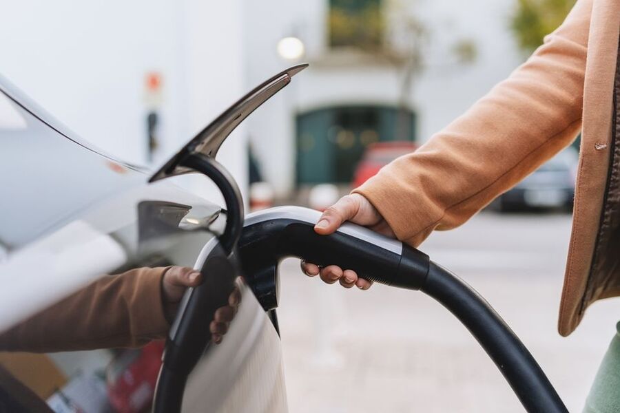 Tallene fra februar viser at de nordiske bilmarkedene fortsatt påvirkes av ulike nasjonale forhold, avgiftsendringer og markedsmessige utslag. Norge preges fortsatt av momseffekten ved årsskiftet, Danmark trekker opp utviklingen med vekst og svært høy elbilandel, Sverige holder posisjonen som største marked i regionen, mens Finland viser moderat fremgang. 