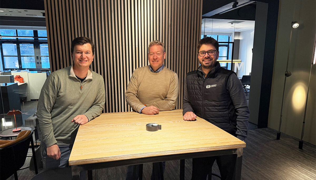 – Vi bruker vår og Instells kompetanse til å finne de beste løsningene for oppdragsgiveren, og detaljprosjekterer egentlig i tilbudsfasen. Da er vi også mye mer «spot on» når prosjektet starter, sier Lars Robin Mæland, prosjektleder i Torshov Elektro AS til høyre, her sammen med salgsleder Harald Haugen (tv) , og daglig leder Jo Jessen i Instell AS.