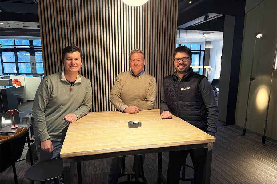 – Vi bruker vår og Instells kompetanse til å finne de beste løsningene for oppdragsgiveren, og detaljprosjekterer egentlig i tilbudsfasen. Da er vi også mye mer «spot on» når prosjektet starter, sier Lars Robin Mæland, prosjektleder i Torshov Elektro AS til høyre, her sammen med salgsleder Harald Haugen (tv) , og daglig leder Jo Jessen i Instell AS.