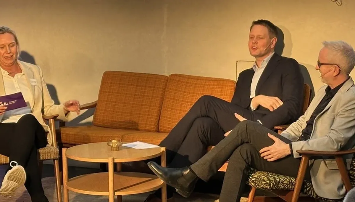 Fv.: Trine Kopstad Berentsen i samtale med Harald Solberg, adm. direktør i Norsk Industri og Bård Vegar Solhjell, adm. direktør i Fornybar Norge. Foto: Norsk Industri