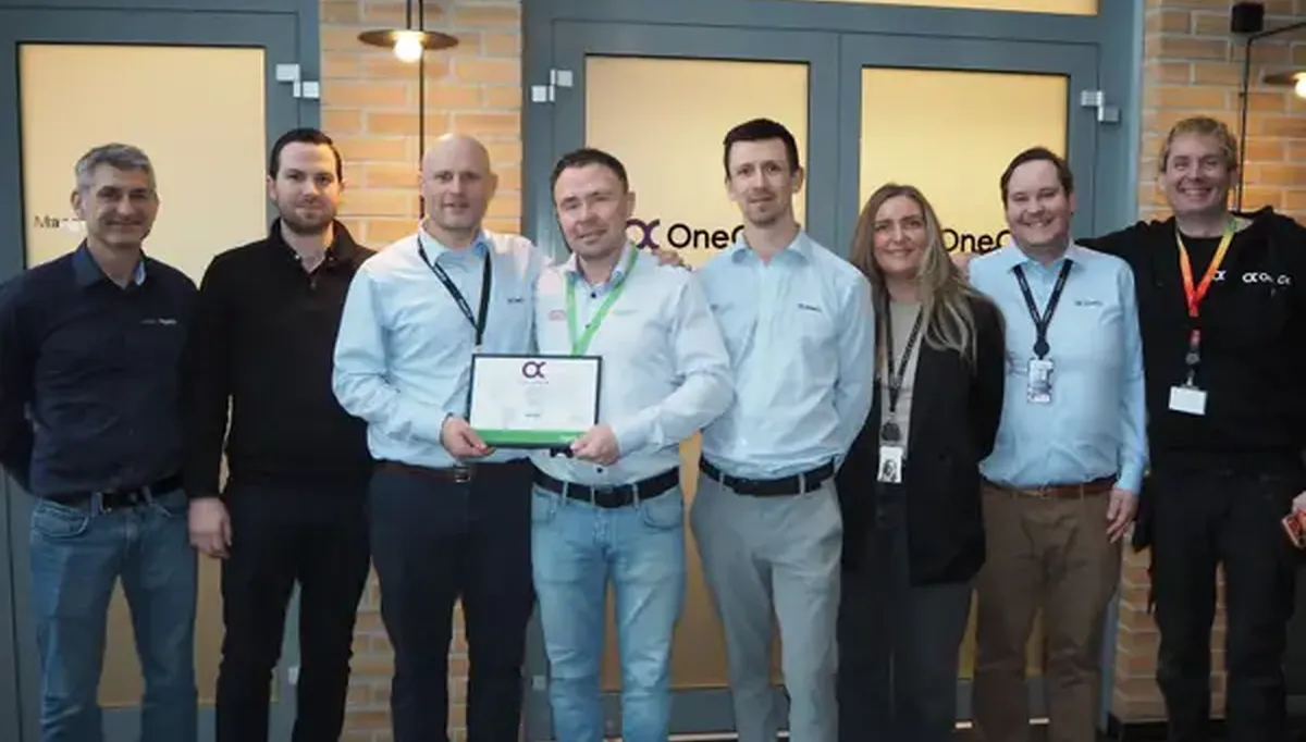 Fra overrekkelsen av diplomet. Fra venstre: Torger G., Aleksander Tangen,Finn Moe, Christian Bakken, Stian Bakke, Ane Julie Schmidt Frosterød, Anders Engedal og Leo Mathiassen. Foto: OneCo